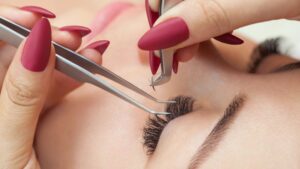 Easy process to remove eyelash extensions at home