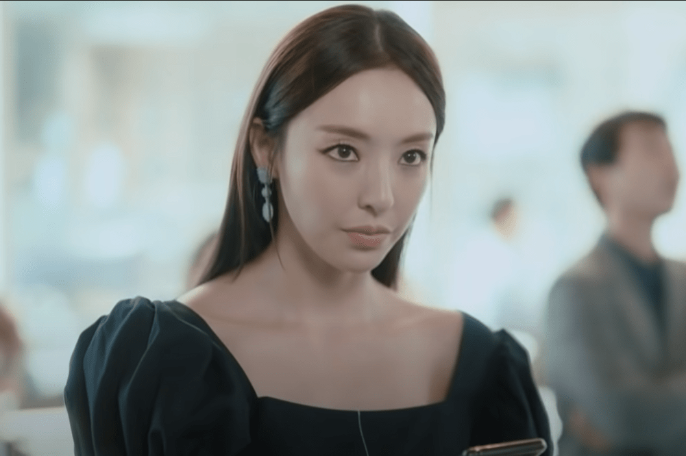 Lee Da Hee is a tall Korean actress known for bold roles in tv shows