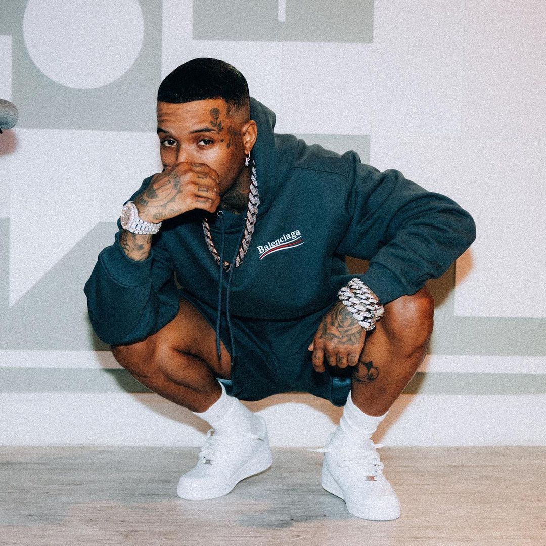 Tory Lanez in teal color hoodie and nickers 