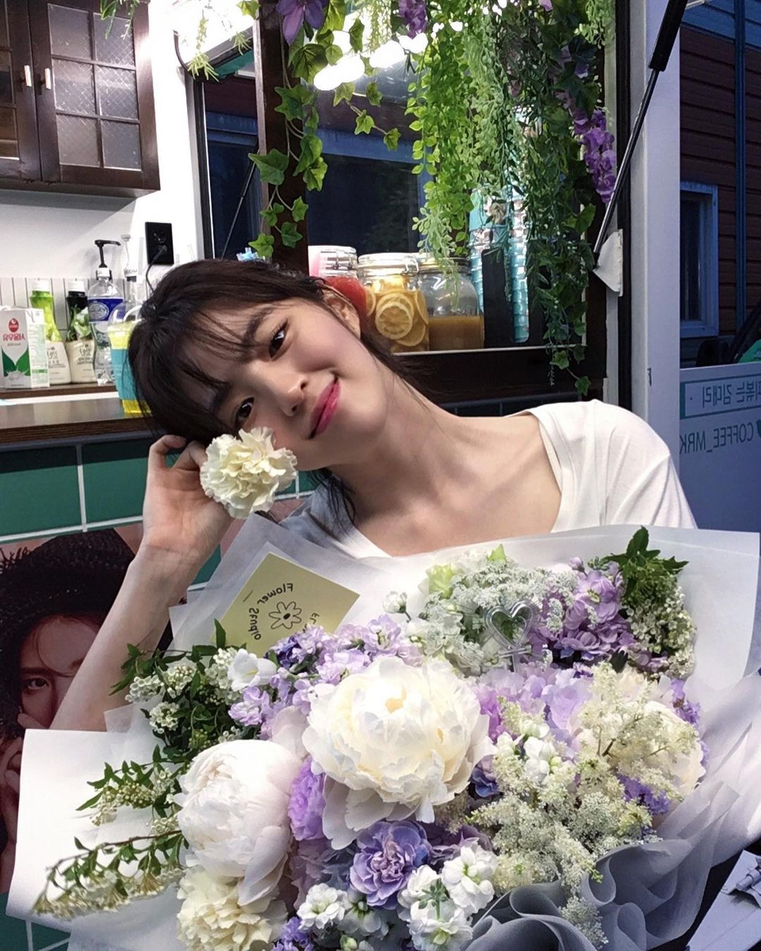 han so-hee with a bouquette iof flowers