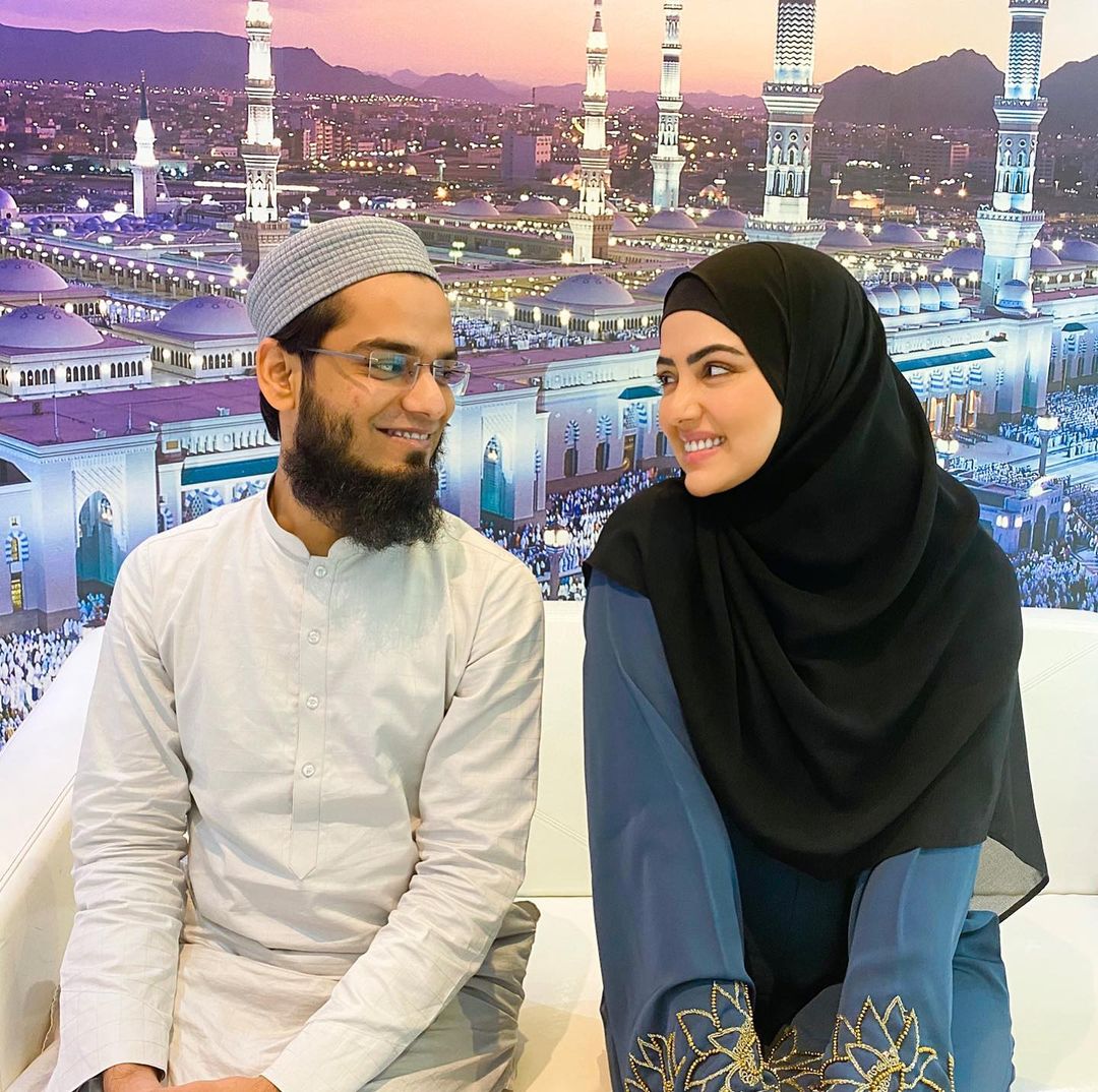 Mufti Anas Sayed and Sana Khan glancing each other