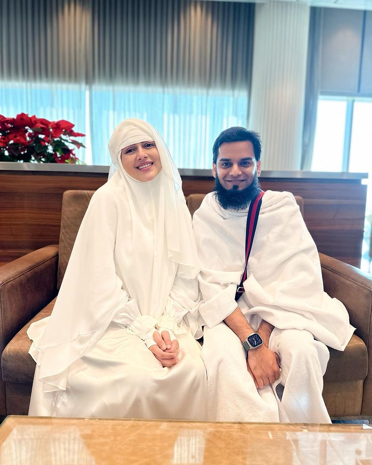 Mufti Anas Sayed & Sana Khan celebrating Umrah
